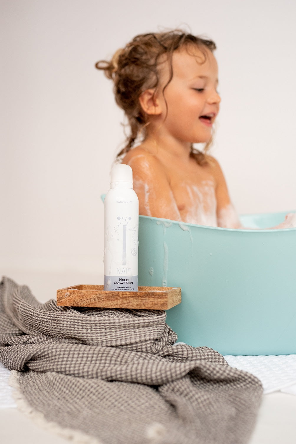 Naïf Baby & Kids Care švelnus aliejinis vonios pienelis, visų tipų odai
