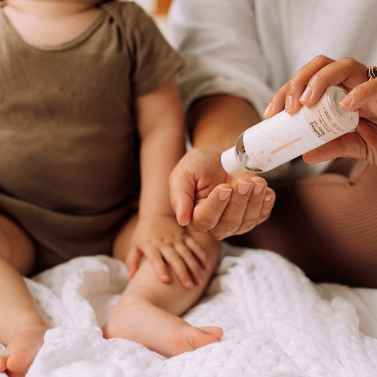 Naïf Baby & Kids Soothing Baby Oil – kūdikių masažo aliejus visų tipų odai 100ml